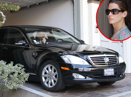  has everyone sen the new প্রতিমূর্তি of Sandra bullock under that anonymous hat in that car coming out of her billionaires বন্ধু house?