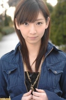  Who is this cute japanese seiyuu here ?
