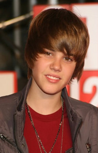  Do anda think Justin Beiber has a female voice?, yes?, atau no?