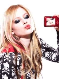  Who is the first किस of Avril Lavigne?