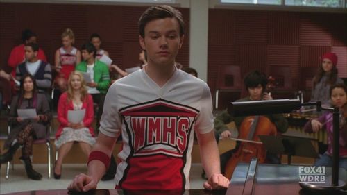 Hello fellow Gleeks! I was wondering if ANYONE could make one lovely wallpaper with Kurt's song "A House is not a Home" lyrics in it plus a pic of Glee/Kurt?! Thanks!!