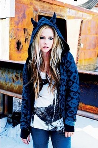  Post only one musik video of Avril Lavigne that anda cinta most!