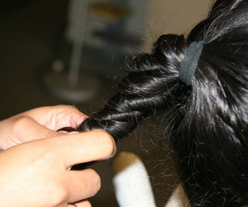  Does anyone know what this type of braid is called, and how do tu make this?