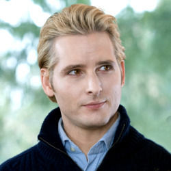  Does Peter Facinelli wear a wig when he is Playing Dr. Carlisle Cullen of does he dye it
