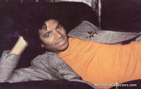  HAS ANYONE EVER SINSE WHEN آپ LAY DOWN THAT MICHAEL IS LAYING RIGHT BESIDE YOU?!
