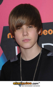 how is the first girl that justin bieber  daeit???? watt her name???