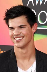 EXPRESS YOURSELF!! why do you like Taylor Lautner? (if you don't have anything nice to say, don't waste your time)