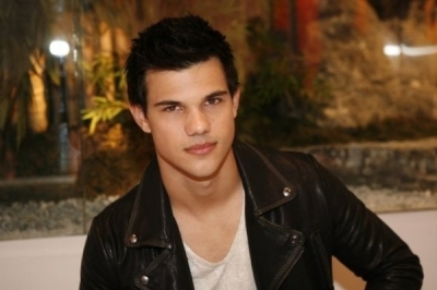  Who is hoter Taylor Lautner of Zachary Quinto