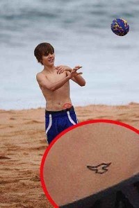  does justin bieber have a tattoo?????:/
