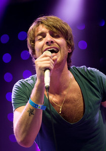  Hello ,I would like to know what is exactly Paolo Nutini's golden hanger, it looks like a 魚 but... what do あなた think?