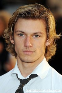  OMG who else thinks Alex Pettyfer is WAYY to old to play Peeta?? All those stupid pics on the internet are like 3/4 years old!! if 你 dont belive me, look at this pic!