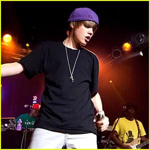  which buổi hòa nhạc that justin bieber was in???look at the pic..the first one who tell me the right answer will get 2 điểm thưởng