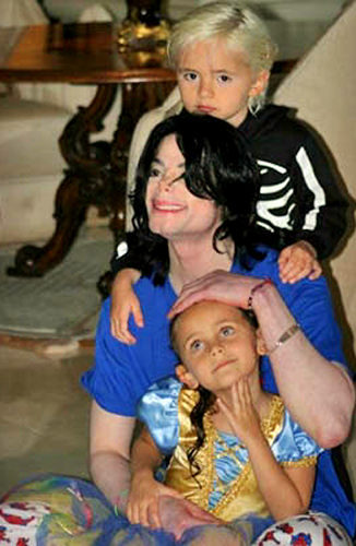 I LOVE M.J and ALL HIS KIDS and YESS it is verry cute AWWWE :) AND THIS PIC DOWN  BELOWWWW that i found ARENT THEY ALL SOOOO CUTE!!!!!
