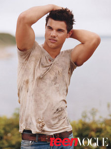  duhh taylor ofcourse!! 괭이 could joe be hotter than taylor!!? that's like impossible