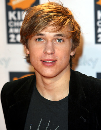  William Moseley had small roles in, "Cider with Rosie" (1998) as an extra, "Goodbye, Mr. Chips" (2002) as Forrester, and starred in "The Chronicles of Narnia: The Lion, the Witch and the Wardrobe" (2005) and "The Chronicles of Narnia: Prince Caspian" (2008) as Peter Pevensie. It is also being berkata that he will be in "Ironclad" (2010).