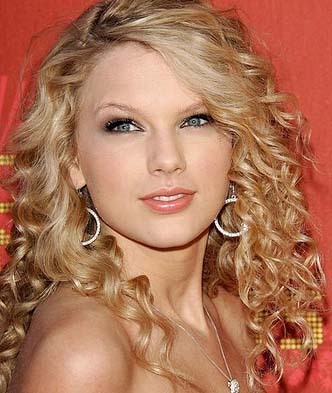  i like taylor better because she is a WAAAAAAAY better singer and she's prettier and she'll last longer in the 音楽 industry