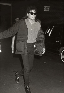  its MJ putting on a puffy जैकेट :)