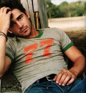  OH colin farrell is a smoking Hottie.