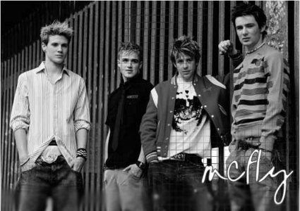  Im absolutely in cinta with McFly!! :D