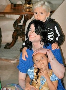  according to her the kids froze when he come (thats a not good father) but paris đã đưa ý kiến at the memorial: Daddy has been the best father bạn could ever imagine, and i tình yêu him so much, Grace lies Michael loved his kids!!