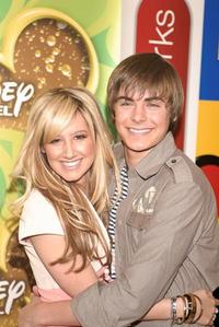 unfortunately its a fake, its a copy of an ashley tisdale and zac efron photo, good edit though