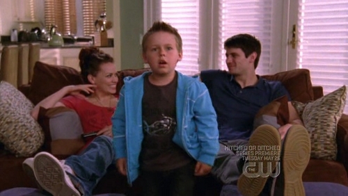  Nathan Scott family: Nathan, Haley and Jamie. Любовь them!