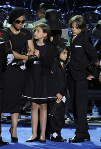  the picha i told i will post, on july was the memorial, and and prince is beside janet, she is 5´4, imagine she is without the high heels and wewe will see that prince has her same heght, but now i think prince is growing up more...see??...