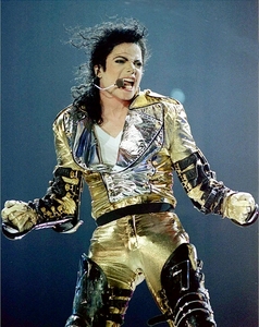 The Gold HIStory tour outfit!!!!!!!!!

omg that was so sexy!!!! my favourite of all.

i love everything about it.