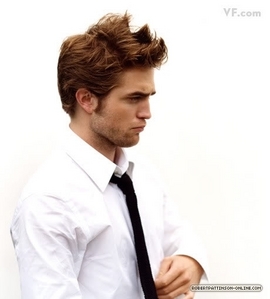  Well I'm ashamed of it but I'm Team Edward. I don't really like any of the characters, only Emmett is great, but it's undeveloped character, totally wasted. I hate Meyer with passion because of this - she has good ideas but ends here. I have to admit that I like Edward mainly because of Rob. I mean, look at his hair! *drools* (I'm not such a superficial Twitard :D I just.. Rob's really handsome. And have I mentioned his hair? O.O) The movie Edward is IMHO better because he's not so.. romantic and "ooooh Bella you're my whole life, *tons of corny claptraps*". That's what I hate about the character - I've NEVER (even in 1930s' movies) heard anybody talking like this. Also Bella's lines are just DUMB. Okay, I understand why Eddie, he's just prehistoric, but Bella.. Well, probably only a Mary Sue complex. And in the movie wewe can see Rob's hair *faints* (LOL now I really look like a Twitard :D) And I have a weakness for suffering guys *blushes*. If someone's crying in pain, I immediately fall in upendo with him (plus he has to have perfect hair :D). My ideal fictional man is fighting with himself, has a dark past and falls in a dangerous upendo with an innocent girl :D (yeah it's totally Edwardish complex :D) ↓↓ Look at hair, look at hair ♥
