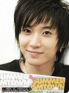 i dunno know..
maybe hankyung..
maybe leeteuk..
maybe donghae..
but..
i most like LEETEUK OPPA..