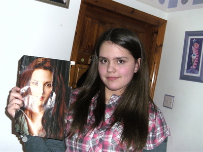  hi i dont no who's gonna play it but there is a rumour that she's like 7 but she has a apperance of a 13-18 Jahr girl but if they need a older girl to play renesmee i could be her lolz . i know i look a bit gay in this Foto lolz