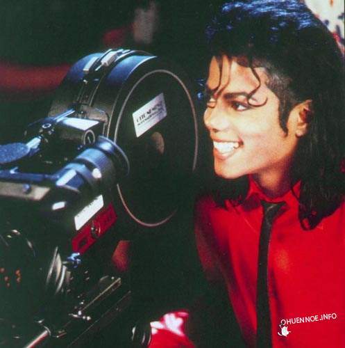 i 愛 the part in liberian girl at the end!!!!!!