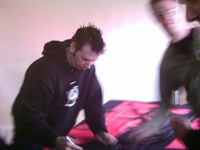  i went to the mudvayne meet n greet @ the pedal to the metal tour last july. not only did i c my fave bands but we had to stand on line in the teaming rain for an Stunde which ruined my phone and shoes. but the thing that made it all worth it was i still got to meet chad gray of mudvayne.