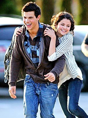 Didn't they already break up? So why on earth would he propose? Well anyways I think they make a cute couple but I liked him better with Selena Gomez :) 