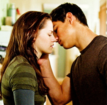  I think new moon was better cause it had Mehr action and WEREWOLVES!!! Im on Team Jacob so no duh i'll say New Moon
