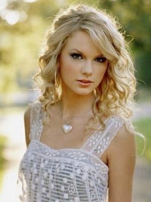 i think Taylor Swift is the preetiest! 