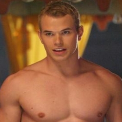  Mmm...if I had to pick, I would pick Kellan Lutz. I mean Rob and Taylor are so cute, but Kellan seems like a big teddy 곰 and his abs are rockin' :) So that's who I would pick.