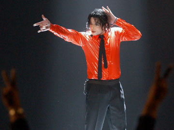  yes, he do the same moves like MJ.. he's amazing!! he's just a child and he is doing this so good!!! I wonder how much did he practiced... he's so little..