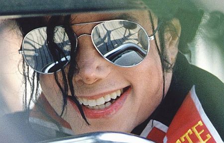  i have loooads of kegemaran pictures of michael but i gotta say this has to be one of my favorites, his cute, innocent smile is just amazing! :)