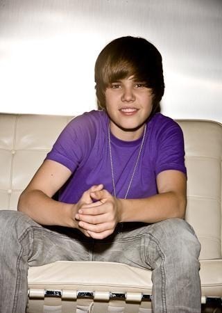  I absolutly Amore and adore Justin Bieber I Amore his voice,I Amore all of his songs and he is super HOT!!!!!!!!!!!!!<3
