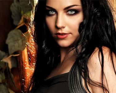  Do anda think that Amy Lee (from Evanescence) looks like she could be a vampire in Twilight?
