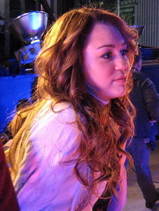  Me 2 i hav heard bout it... But i think its only some humors... She doesent look like she has... This is what it says when i surf about it : London, March 10 (IANS) “Hannah Montana” bintang Miley Cyrus is suffering from a jantung condition. The pop star-actress has revealed in her autobiography “Miles to Go” that she has tachycardia, meaning her jantung rate exceeds the range of a normal resting jantung rate, reports contactmusic.com. Although the condition is not life-threatening, Cyrus admits she struggles to deal with it. “The type of tachycardia I have isn’t dangerous. It won’t hurt me, but it does bother me. There is never a time onstage when I’m not thinking about my heart,” the autobiography reads.