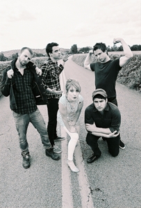  I 愛 PARAMORE!!! =D Hayley, Josh, Zac, Jeremy and Taylor do a great job. They are so totally awesome!!