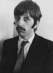  Ringo Starr, because he awesome, and so Is his music. He's also my #1 favori Beatle! ^_^ Paul McCartney, because he awesome, and so Is his music. Stephanie Myer, so I can coup de poing her in the face. The Jonas Brothers, same reason I would want to meet Myer. Actually, for covering Beatles songs, I'd give them a bonus kick in the nuts. Hilary Duff, to coup de poing her in the face because she dared to do a cover song for The Who's song "My Generation." Seth McFarlane, so that I can sing Hanna Barbara cartoon theme songs to him and tell him to stop making dessins animés other than Family Guy.