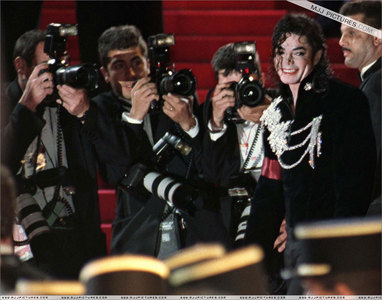  out of 1,719 foto of Michael I have on my computer, i picked that one, now i'm gonna tell te why: we can see Mike smiling with the Paparazzi behind him. I think that's part of MJ's personality - he always was a happy person, optimistic and smiling :) he always was like that, even though he didn't have privacy and the Paparazzi always surrounded him. that's one of million reasons i Amore Mike :)