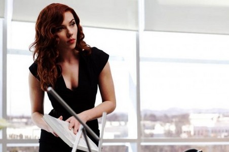  for the naranja and curly hair, i think scarlet johansson can be okay. but she's más than 16.