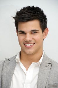  TAYLOR LAUTNER OF COURSE JUSTIN MAYBE AN ALRIGHT SINGER BUT HE HAS NOTHING ON TAYLOR WHO IS A GREAT ACTOR AND GREAT AT EVERYTHING HE DOES JUSTIN HAS HIRED TAYLORS TRAINER SO HE COULD GET A BODY LIKE TAYLORS SO TAYLOR IS ALOT BETTER SORRY