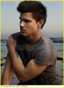 I saw an article in the magazine and it said that T.Lautner is gay...is that the truth...Because i <3 him....Do you<3 him? Answer!!