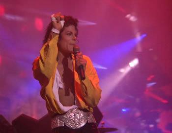  cool i l’amour the photo so much he looks so hot in it l’amour the outifit yellow makes him look hotter he makes this song really cool i l’amour the musique video that goes with it. I l’amour MJ