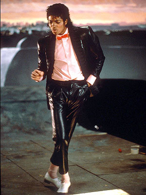  Billie Jean!!!!! best 音楽 ever, cool dancing THE MOONWALK and his freestyle at the end!!! he also looks really hot!!!!